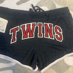 NWT Women’s drawstring Minnesota Twins shorts Size L
100% Genuine Merchandise